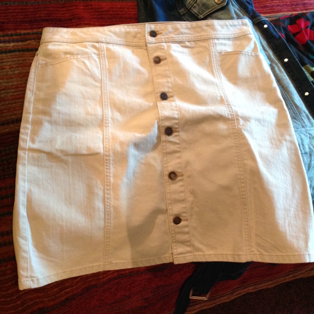 Old Navy cream white denim skirt